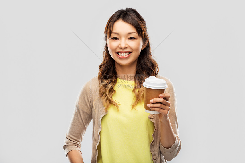 人饮料的快乐的轻亚洲妇女喝外卖咖啡纸杯灰色背景快乐的亚洲女人喝咖啡图片