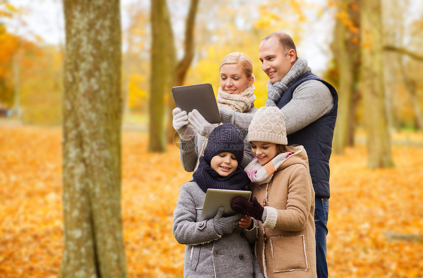 家庭,童,季节,技术人的快乐的家庭与平板电脑秋季公园快乐的家庭与平板电脑秋季公园图片