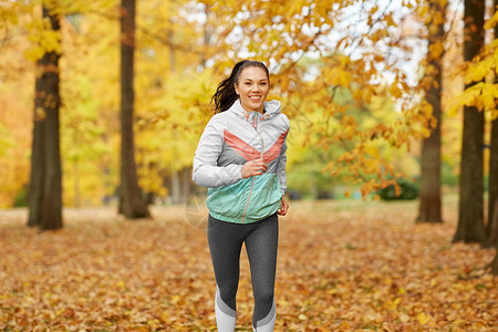 健身,运动,人健康的生活方式轻妇女秋季公园跑步轻的女人秋天的公园跑步图片