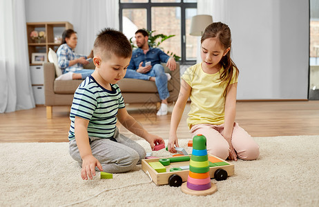 童休闲家庭观念兄弟姐妹家玩木制玩具积木哥哥妹妹家玩玩具积木图片