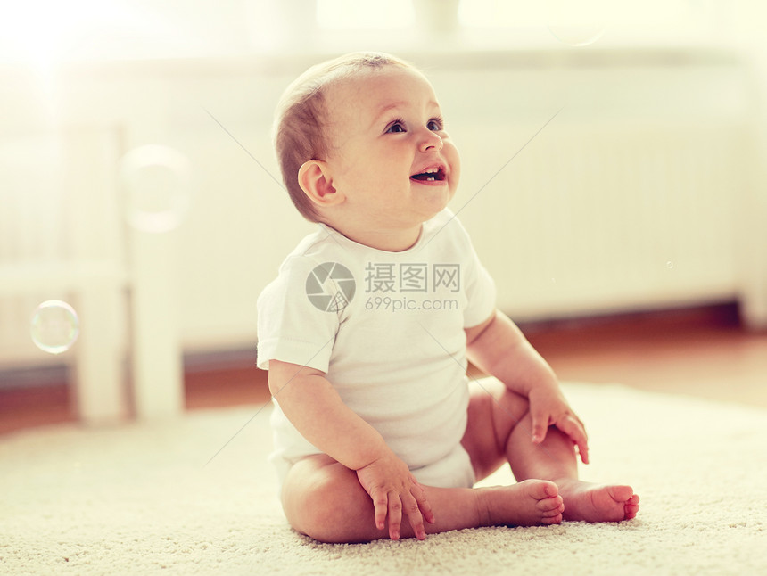 童,童人的快乐的小男孩女孩坐地板上,家里处都肥皂泡家里肥皂泡的快乐宝宝图片