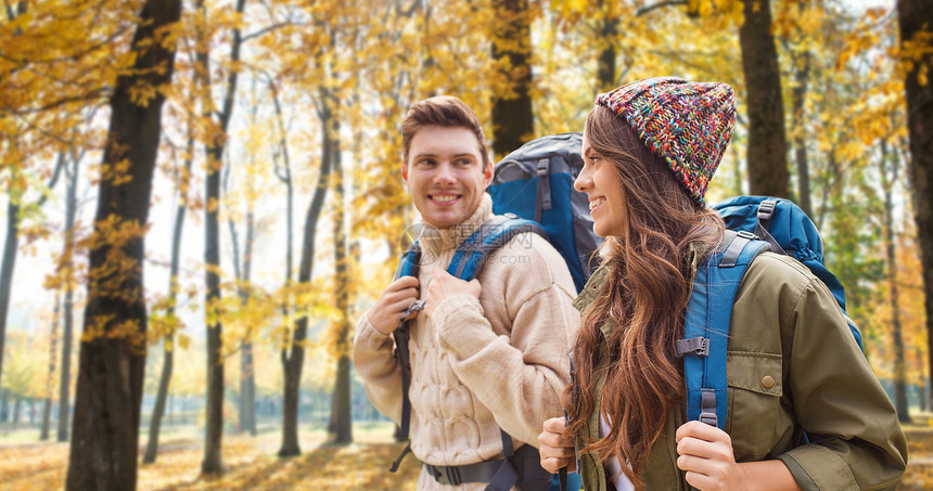 冒险,旅行,旅游,徒步旅行人的几个旅行者带背包秋天的公园背景微笑的夫妇背包秋天徒步旅行图片