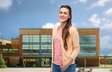 教育人的快乐微笑的轻学生妇女羊毛衫的学校背景微笑的轻学生妇女学校背景图片