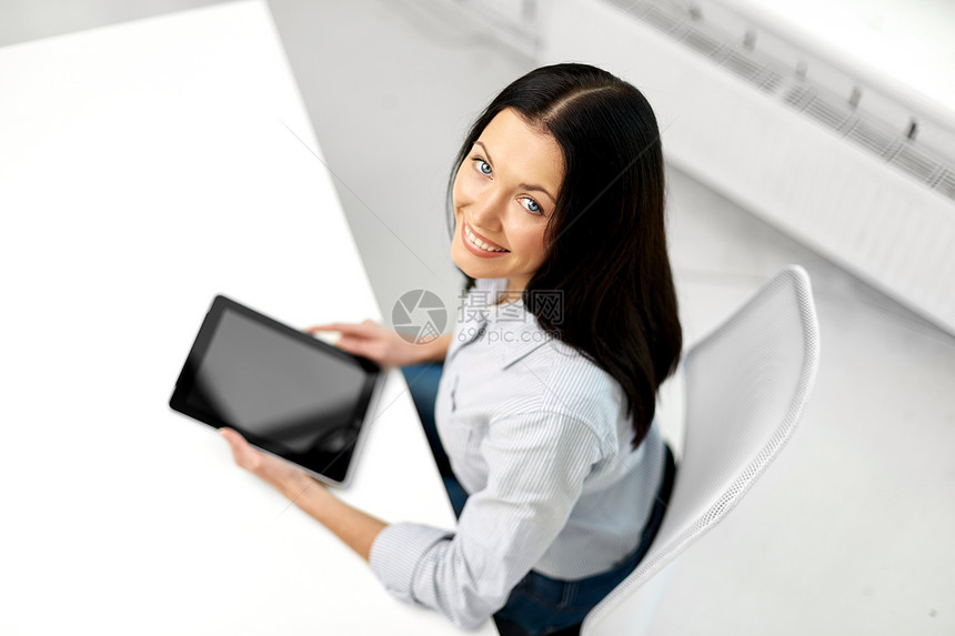 商业,技术人的女商人与平板电脑电脑办公室工作办公室里平板电脑的女商人图片