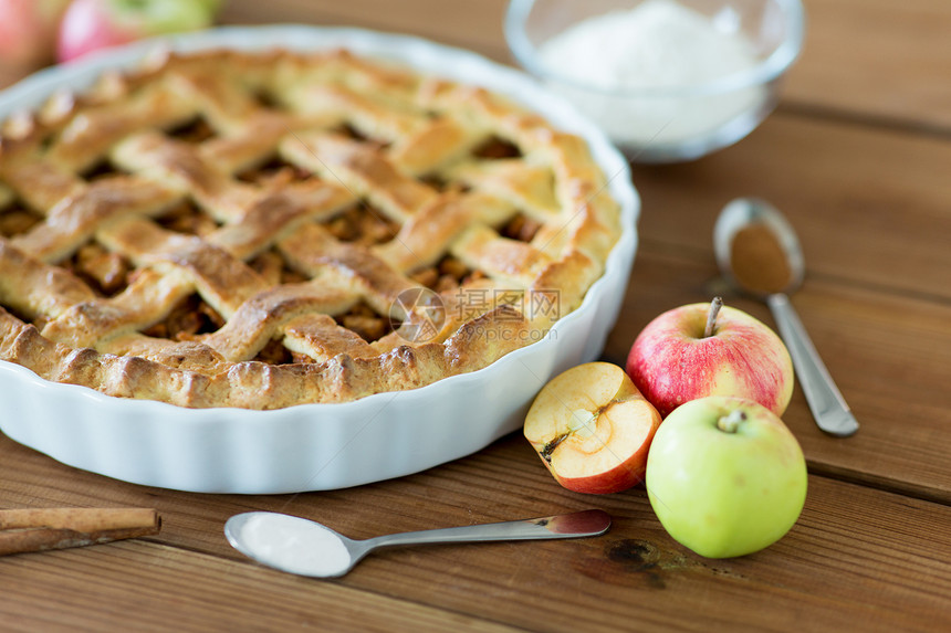 食物,烹饪烘焙苹果派与肉桂糖木桌把苹果派放木桌上图片