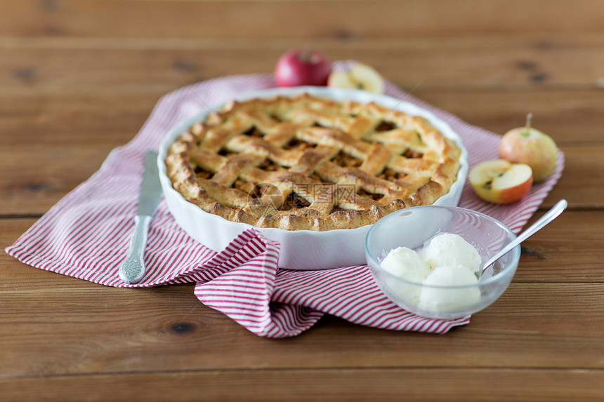 食物,烹饪烘焙苹果派与冰淇淋木桌上木制桌子上冰淇淋的苹果派图片