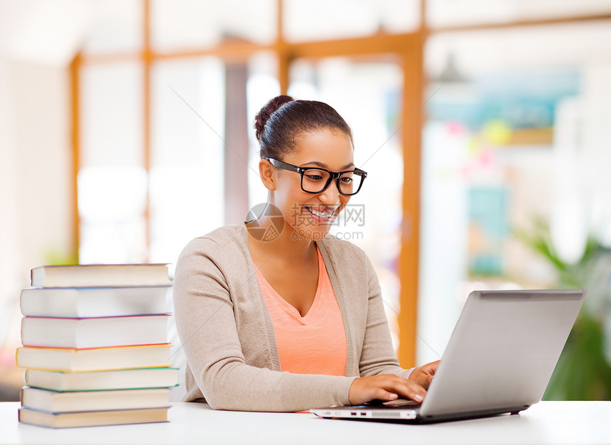 教育学商业理念非裔美国女学生,笔记本电脑书籍,学校办公室背景笔记本电脑书籍的女学生图片