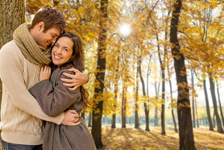 爱,关系,家庭人的微笑的夫妇拥抱秋天的公园微笑的情侣秋天的公园拥抱图片