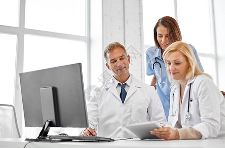 医疗保健,医学技术群医院用平板电脑的医生群医院用平板电脑的医生图片