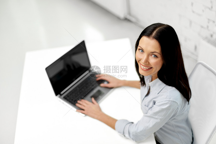 商业技术微笑的女商人办公室带着笔记本电脑微笑的女商人办公室着笔记本电脑图片