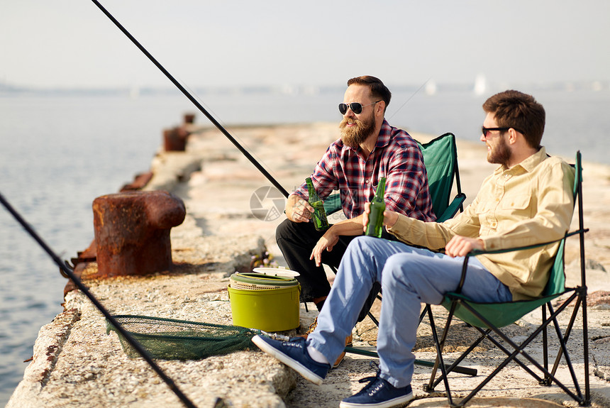 休闲人们的快乐的朋友码头钓鱼喝啤酒快乐的朋友码头钓鱼喝啤酒图片
