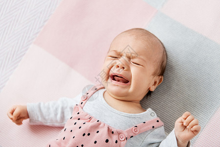 婴儿时代,母亲人的哭泣的小女婴躺针毛毯上哭泣的女婴躺针毛毯上图片
