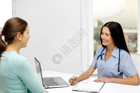 微笑的女医生与妇女病人图片