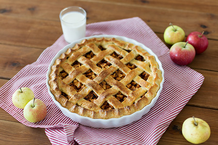 食物,烹饪烘焙苹果派,璃牛奶厨房毛巾木桌上木制桌子上烘焙模具中的苹果派图片