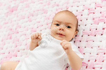 婴儿期人们的甜蜜的小女孩躺针粉红毛毯的毛绒纱可爱的女婴躺针毛绒毯上图片