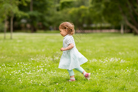 童,休闲人的快乐的小女婴公园跑步夏天快乐的小女孩公园跑步夏天图片
