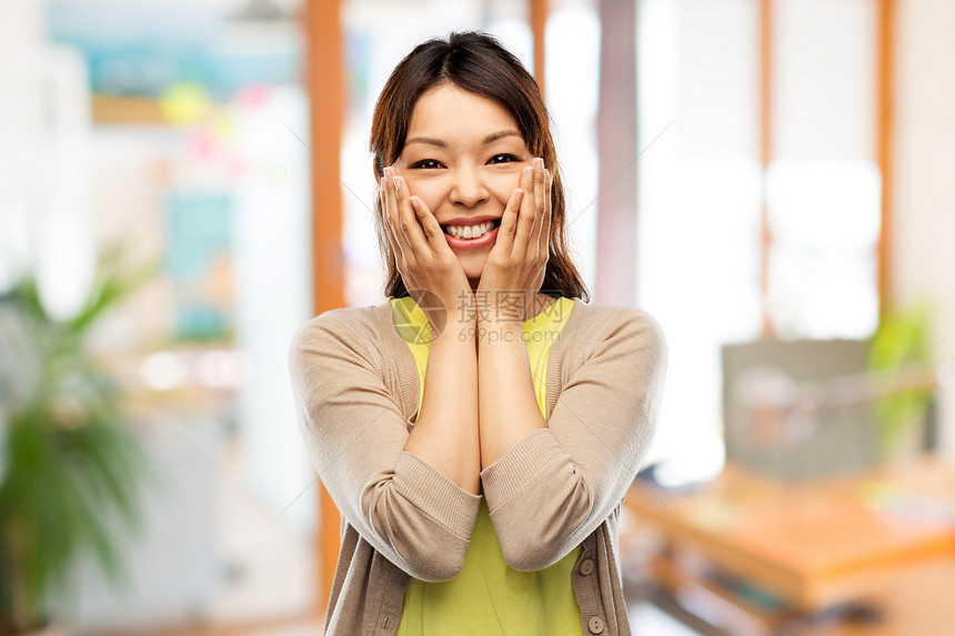 人,表达情感的快乐惊讶的亚洲轻妇女的办公室背景快乐惊讶的亚洲女人的背景图片