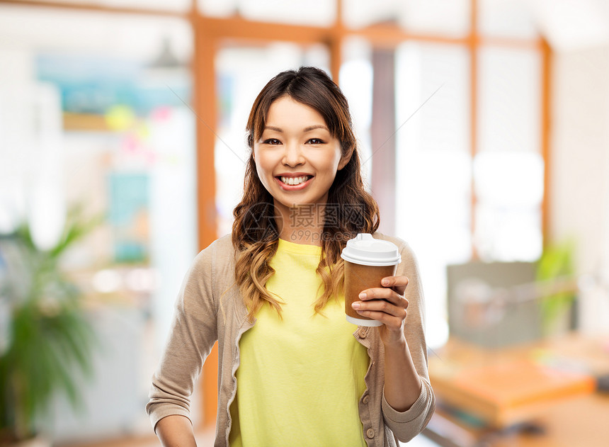 人饮料的快乐的轻亚洲妇女喝外卖咖啡纸杯办公室背景快乐的亚洲女人喝咖啡图片