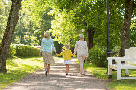 家庭世代人的快乐的母亲女儿祖母公园散步母亲女儿祖母公园散步图片