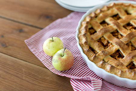 食物,烹饪烘焙苹果派厨房毛巾木制桌子上木制桌子上烘焙模具中的苹果派图片