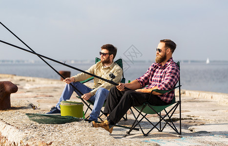 休闲人的男朋友与钓鱼竿码头海上海上码头钓竿的男朋友背景图片