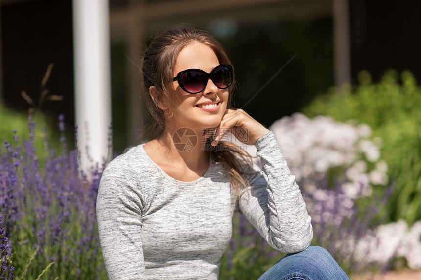 夏季,休闲人们的快乐的轻女人戴着太阳镜夏季花园夏天花园里戴太阳镜的快乐轻女人图片