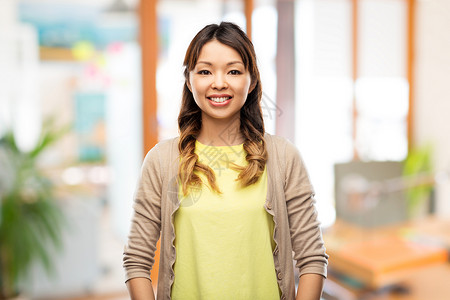 人,种族肖像快乐的亚洲轻妇女办公室背景背景上快乐的亚洲女人图片