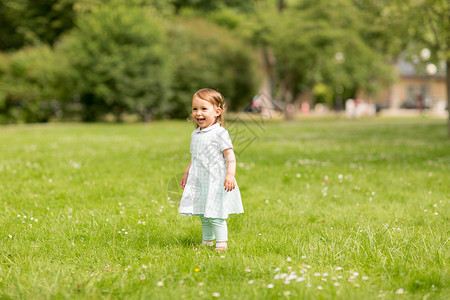 童,休闲人的快乐的小女孩公园夏天夏天公园里快乐的小女婴背景图片