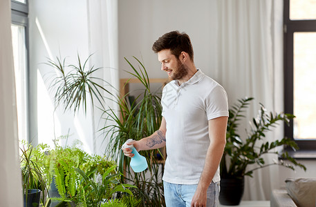 人自然植物护理人家里用喷水器喷洒室内植物男人家里用水喷洒植物图片