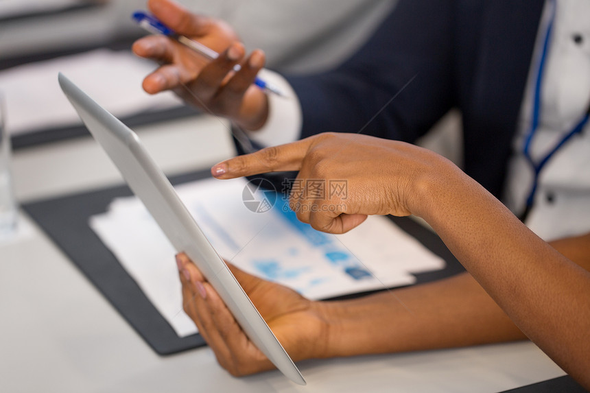 商业技术国际会议上用平板电脑的人的手商务会议上平板电脑的人图片
