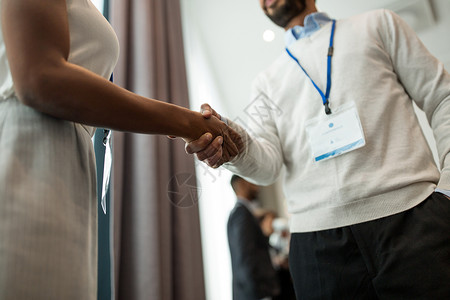 商业伙伴关系合作国际会议上握手商务会议上握手的人图片
