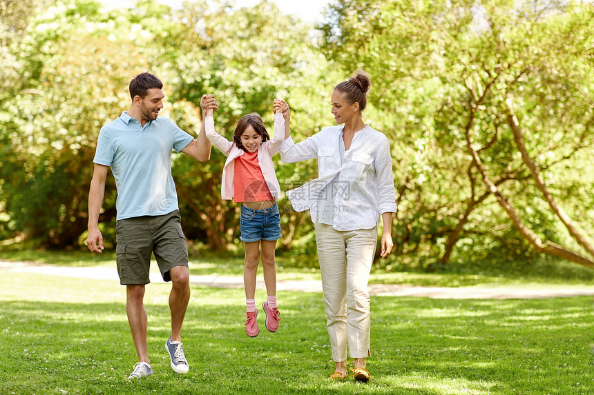 家庭休闲人的快乐的母亲父亲小女儿夏季公园散步,玩得开心快乐的家人夏天的公园散步图片