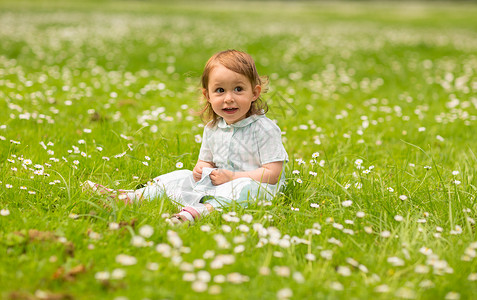 童,休闲人的快乐的小女孩公园夏天夏天公园里快乐的小女婴图片