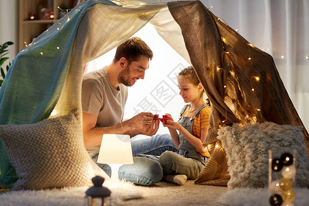 家庭,潮格人的快乐的父亲小女儿孩子们的帐篷里晚上家玩茶话会家庭孩子们的帐篷里玩茶话会背景图片