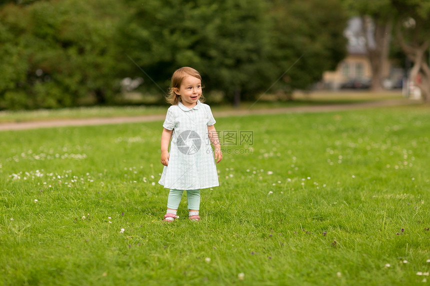 童,休闲人的快乐的女婴绿色草地上的夏季公园夏天公园快乐的女婴图片