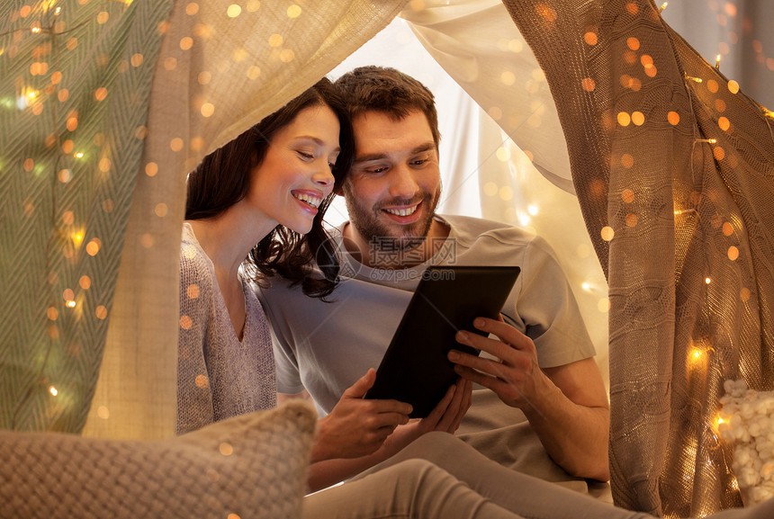 休闲,潮格,技术人的幸福的夫妇与平板电脑电脑孩子帐篷家快乐的夫妇与平板电脑孩子帐篷家图片