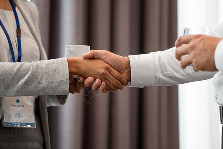 商业伙伴关系合作国际会议上握手商务会议上握手的人背景图片