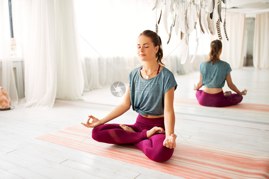 正念,灵健康的生活方式妇女冥想莲花姿势瑜伽工作室女人瑜伽工作室冥想莲花姿势图片