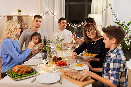圣诞食物家庭举行晚宴庆祝背景