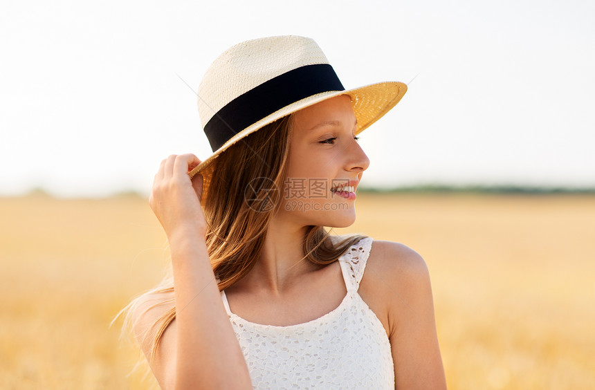 自然,时尚人的微笑的轻女孩戴着草帽谷物地里夏天的肖像夏天田野上戴草帽的女孩的肖像图片