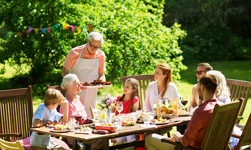 野餐的人幸福的一家人在花园聚会背景