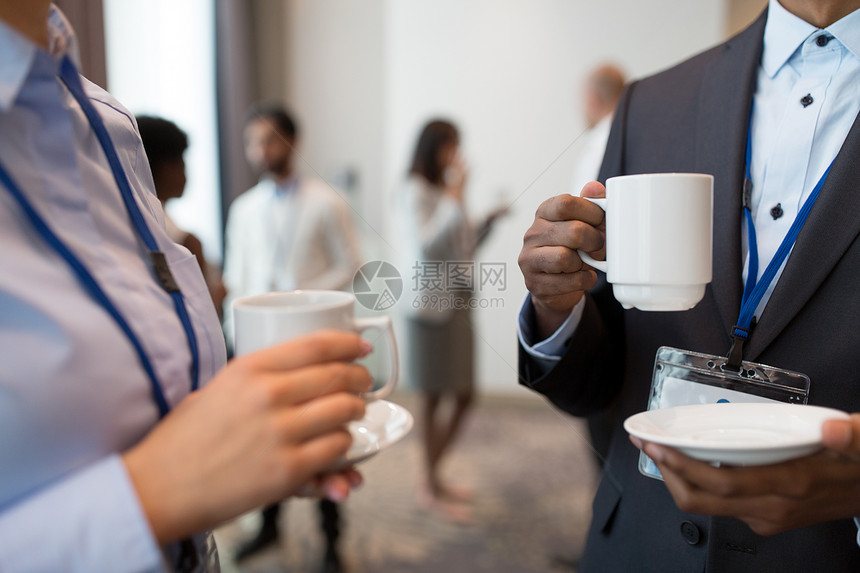 商业,沟通教育国际集的人与会议章,喝咖啡交谈刹车会议章咖啡的商人图片