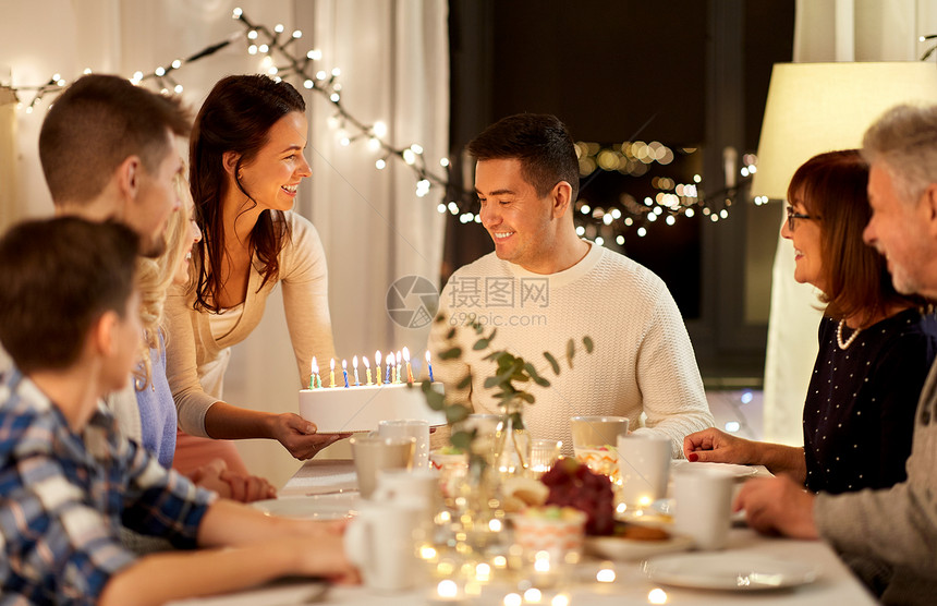 庆祝人们的幸福的家庭与蛋糕家里举行生日聚会幸福的家庭家里举行生日聚会图片
