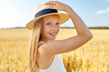 小帽子自然,时尚人的微笑的轻女孩戴着草帽谷物地里夏天的肖像夏天田野上戴草帽的女孩的肖像背景