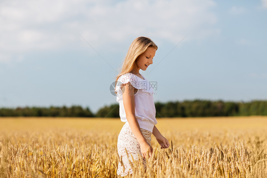 大自然,收获人们的微笑的轻女孩谷物田夏天夏天谷物地里微笑的轻女孩图片