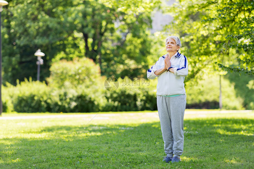 健身,运动健康的生活方式快乐微笑的老妇女夏季公园瑜伽快乐的高级女人夏季公园瑜伽图片