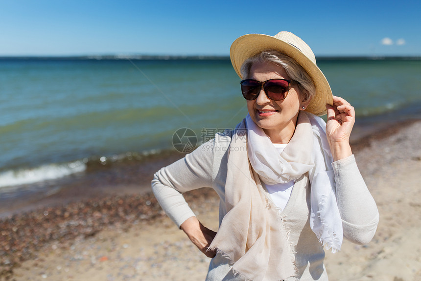 人休闲爱沙尼亚海滩上戴太阳镜草帽的快乐老妇女的肖像快乐的高级女人戴着太阳镜帽子海滩上图片
