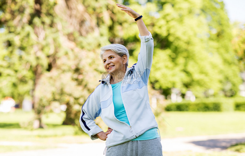 健身,运动健康的生活方式快乐微笑的老妇女夏季公园锻炼快乐的老妇女夏季公园锻炼图片