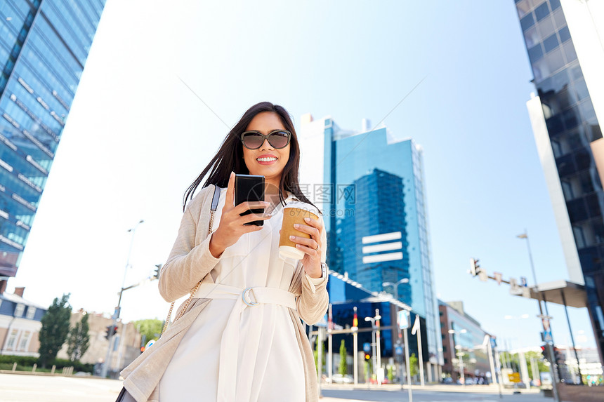 沟通,生活方式技术快乐微笑的轻亚洲妇女戴着太阳镜,带着外卖咖啡杯智能手机城市街道微笑的女人带着智能手机咖啡图片