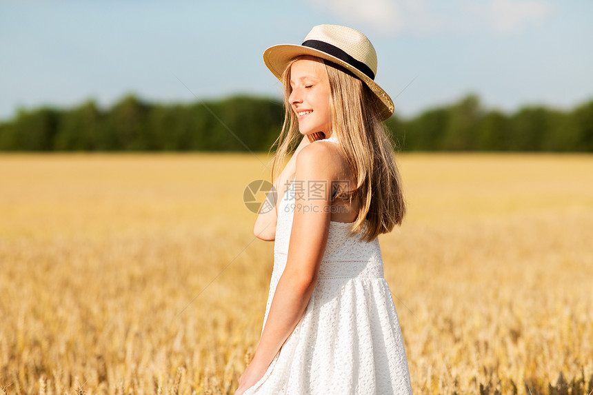 自然,收获人们的微笑的轻女孩戴着草帽田夏天夏天田野上戴草帽的女孩的肖像图片